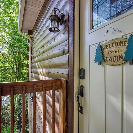 Family Size, All Wood Cabin, Pool Table, Hot Tub